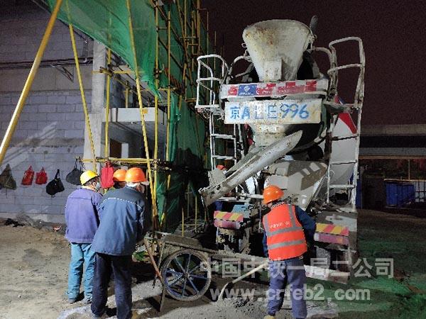 图4. 手推车转运 图4. 手推车转运